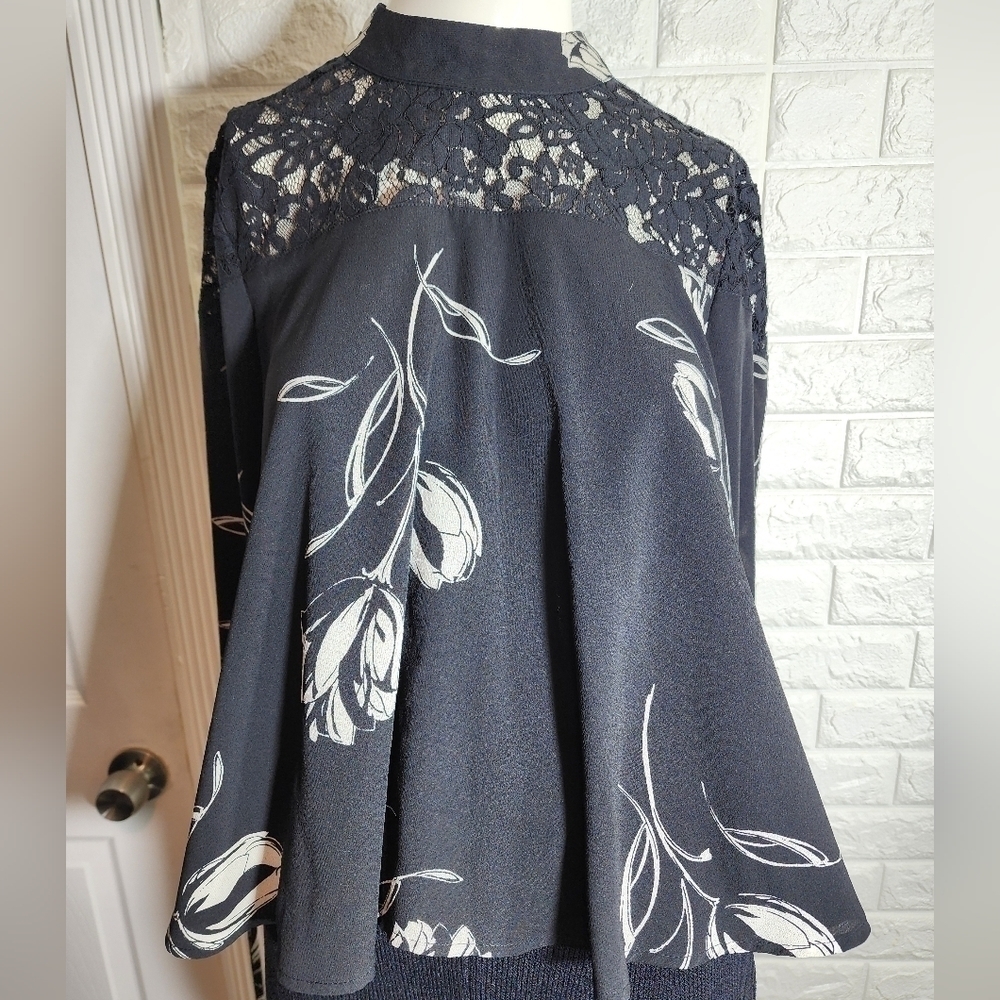 Band of Gypsies long sleeve lace accent top size M